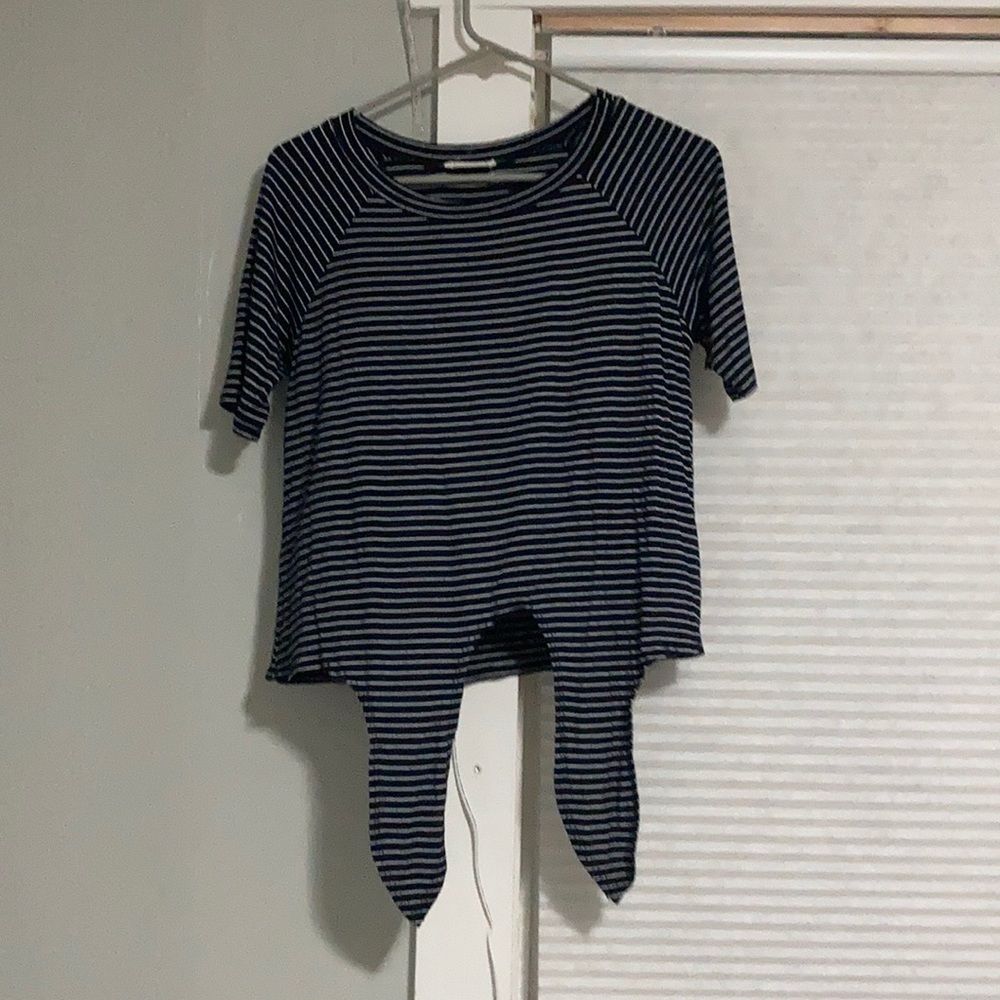 Tied tee, looks great with jeans. Very good condition, only worn a few times.